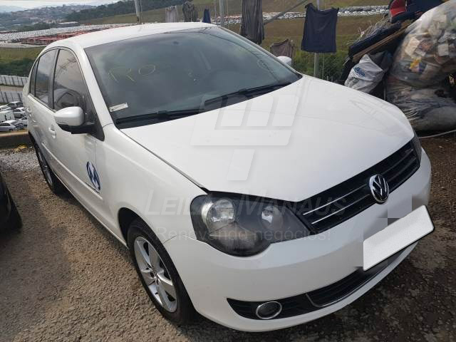 LOTE 031 - VOLKSWAGEN POLO SEDAN COMFORTLINE 2014