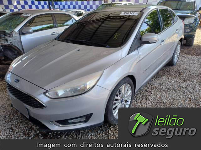 LOTE 080 FORD FOCUS FASTBACK 